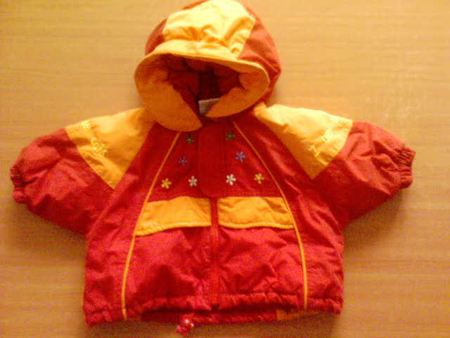 E010057 PIPPI DANISH DESIGN tavaszi kabt piros-srga sznben, sznes virghmzssel az elejn. j llapot. 62-es mret. ra:1500 Ft.