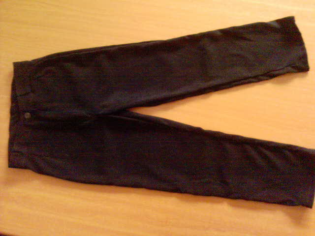 0052 Ismt egy nadrg, ami sokkal szebb, mint a kpen. Koromfekete, puha anyagbl kszlt,hibtlan (tnyleg!).nnepi alkalmakra is tkletes. Dereka 30 cm (nem nylik), hossza: 75 cm. ra:1200 Ft.